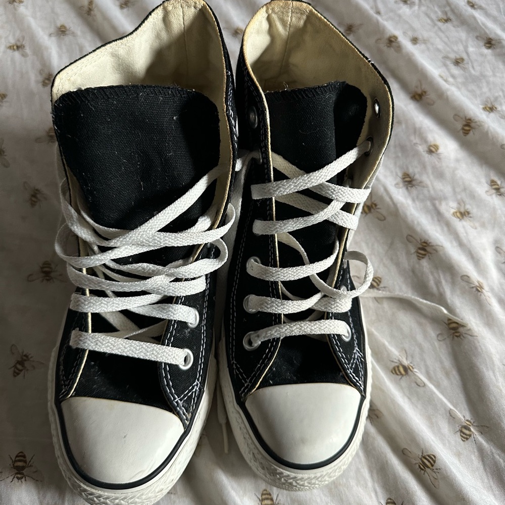 Women Converse shoes used 6.5